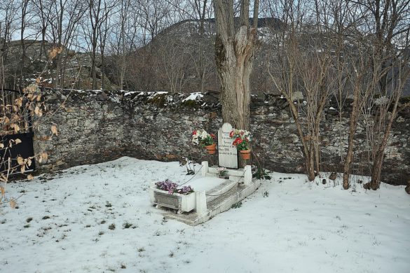 Bausen, el pueblo con el cementerio más pequeño de España
