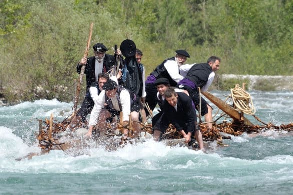 Nabateros del Sobrarbe cabalgan sobre el río Cinca