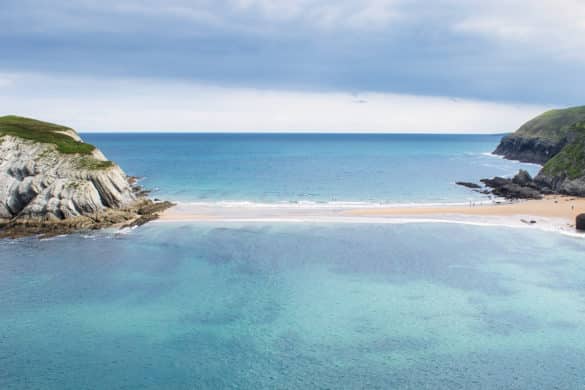 Playa de Covachos y el tómbolo que llega hasta una isla desierta en Cantabria