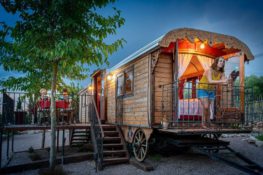 El carromato de circo donde dormir como un artista circense