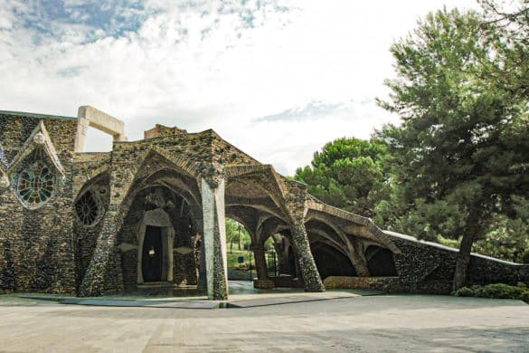 La cripta de Gaudí que inspiró a la Sagrada Familia